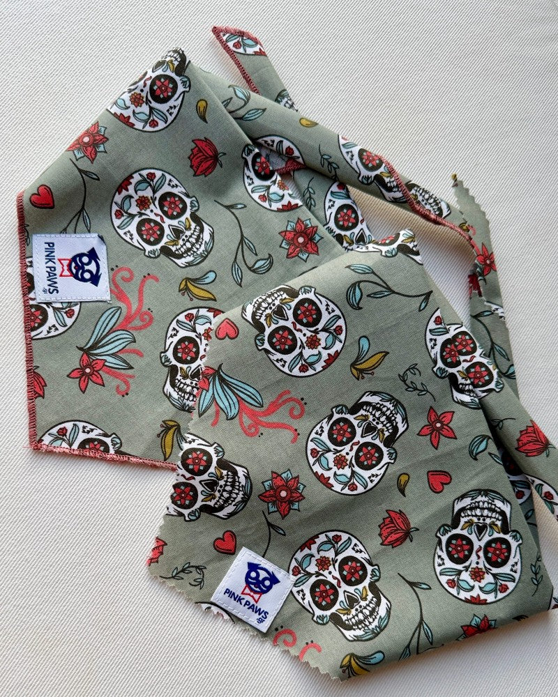 Χακί μπαντάνα σκύλου Pinkpaws με πολύχρωμο sugar skull print σε δύο εκδοχές.
