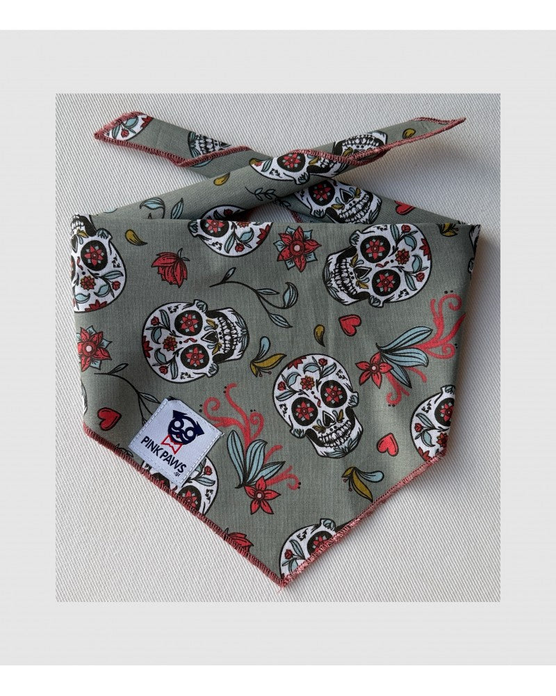 Χακί μπαντάνα σκύλου Pinkpaws με πολύχρωμο sugar skull print και κόκκινη ραφή.