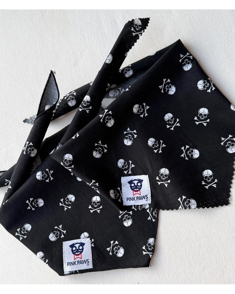 Μπαντάνα Pinkpaws σε μαύρο με minimal skull σχέδιο σε δύο εκδοχές.