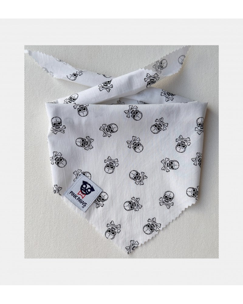 Λευκή μπαντάνα σκύλου Pinkpaws με διακριτικό skull print.