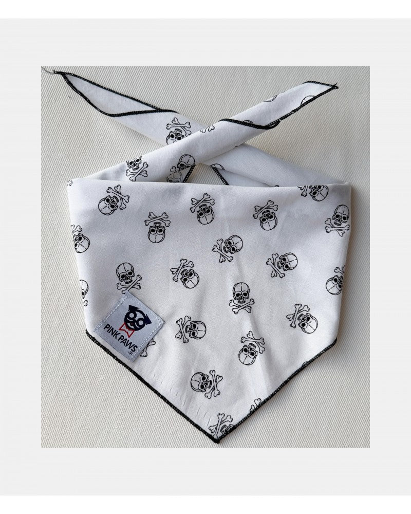 Λευκή μπαντάνα σκύλου Pinkpaws με διακριτικό skull print με μαύρη ραφή .