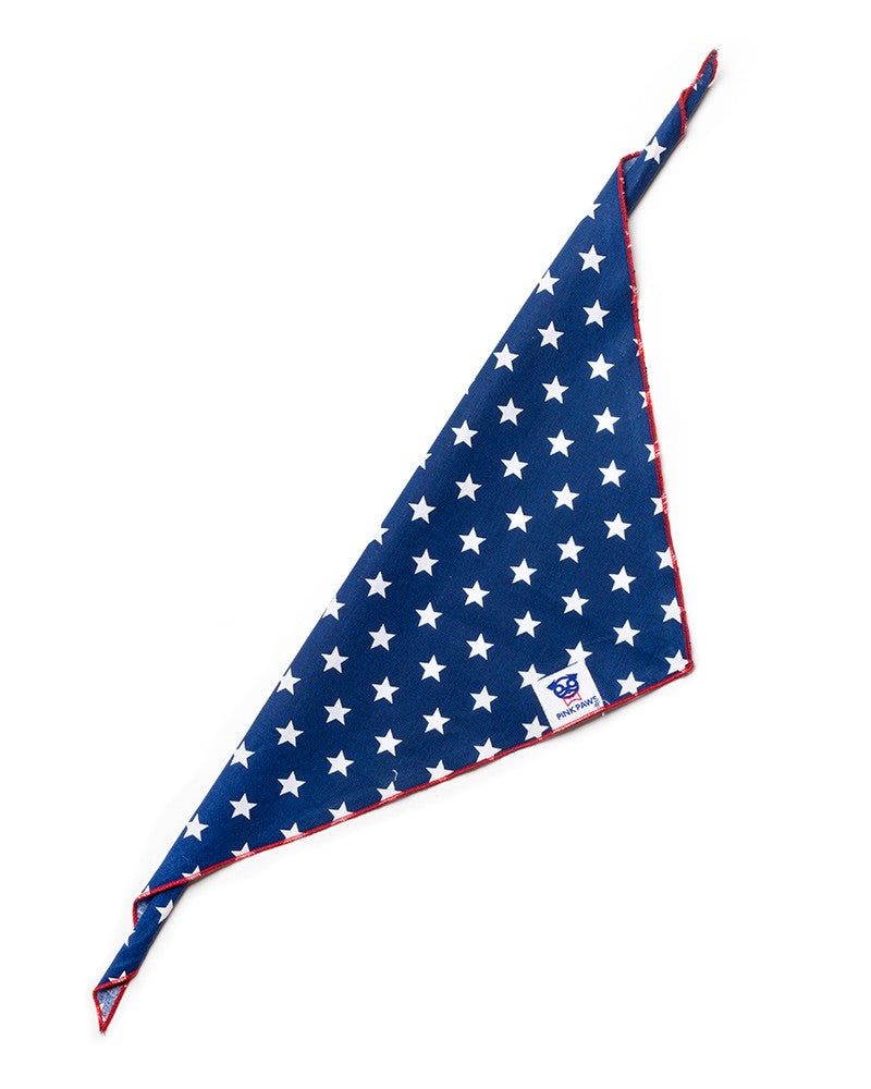 Μπλε μπαντάνα με διακριτικά λευκά αστεράκια με κόκκινη ραφή.