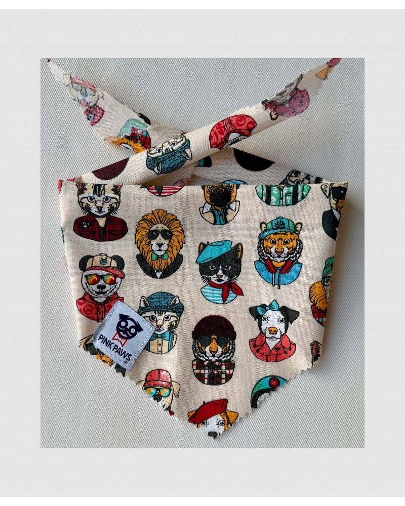 Εκρού μπαντάνα σκύλου με πολύχρωμα print σκυλιών, με εκρού τελείωμα.