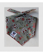 Χακί μπαντάνα σκύλου Pinkpaws με πολύχρωμο sugar skull print και κόκκινη ραφή.
