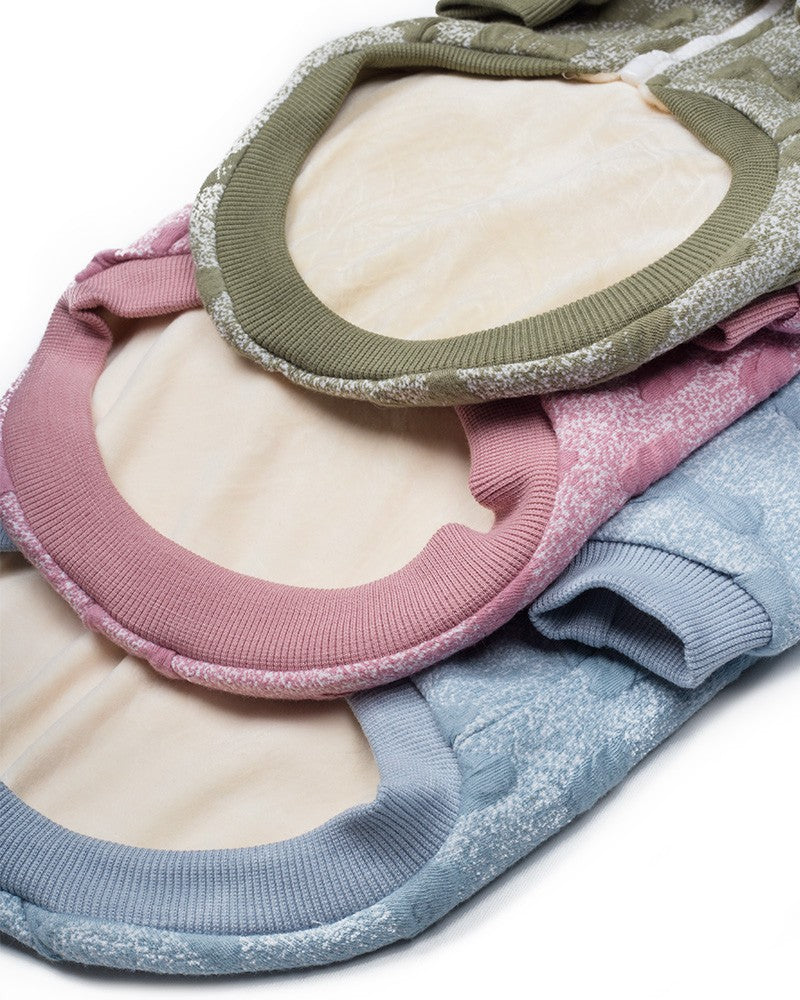 Λεπτομέρεια υφής και φιόγκων σε fleece hoodie για σκύλους